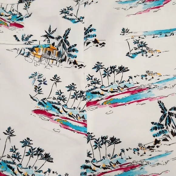 New Crown & Ivy shorts with a beachy Island pattern in perfect condition. - Picture 7 of 14